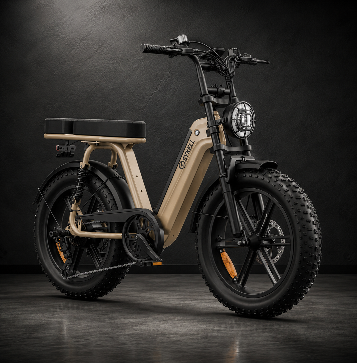 Fat bike électrique Sykell R7 vue de trois quarts avec cadre bas, pneus larges 20 pouces et éclairage avant LED.
