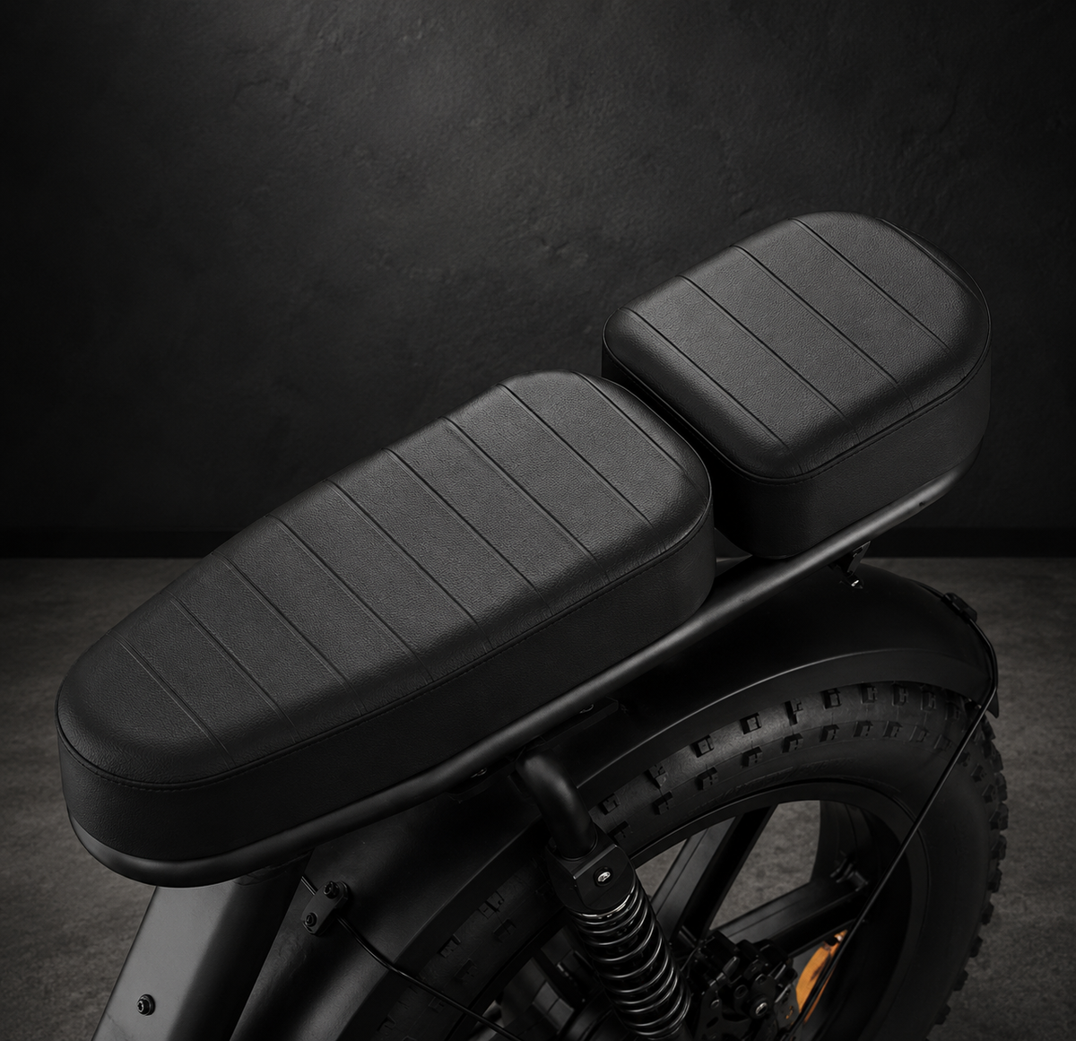 Fat bike électrique Sykell R7 vue siege confortable 2 places, pneus larges 20 pouces et éclairage avant LED.