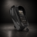 Support smartphone vélo électrique étanche avec coque rigide et écran tactile transparent, présenté sur fond studio noir.