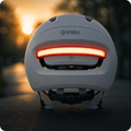 Casque vélo SYKELL avec éclairage LED arrière intégré, conçu pour améliorer la visibilité, la sécurité et le confort lors des déplacements à vélo en ville et sur route.