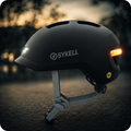 Casque vélo SYKELL avec éclairage LED arrière intégré, conçu pour améliorer la visibilité, la sécurité et le confort lors des déplacements à vélo en ville et sur route.