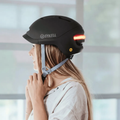 Casque vélo LED Sykell porté par une cycliste en ville