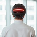 Casque vélo LED Sykell porté de dos, LED arrière allumée