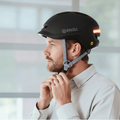 Casque vélo LED Sykell porté par un cycliste de profil
