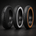 Comparatif de trois pneus Fat Bike 20x4 Sykell alignés : pneu tout-terrain noir, pneu flanc blanc et pneu gumwall, présentés en studio sur fond noir.
