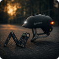 Pack sécurité SYKELL comprenant un casque de vélo électrique avec éclairage LED avant et arrière intégré ainsi qu'un antivol pliant compact. Une solution idéale pour améliorer la sécurité et protéger votre vélo électrique lors de vos déplacements urbains.