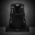 Sac à dos étanche 20L SYKELLvue arriere avec porte-casque intégré contenant un casque de vélo et poches latérales de rangement.