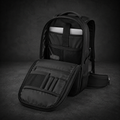 Sac à dos étanche 20L SYKELL avec porte-casque intégré contenant un casque de vélo et poches latérales de rangement et interieur