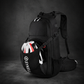 Sac à dos étanche 20L SYKELL avec porte-casque intégré contenant un casque de vélo et poches latérales de rangement.