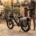 Sacoches doubles porte-bagages installées sur un vélo fat bike électrique en utilisation urbaine.