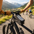 Cycliste utilisant un support smartphone vélo électrique étanche avec GPS affiché lors d'une sortie en montagne sur vélo électrique.