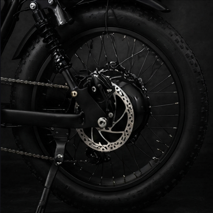 Gros plan sur le frein à disque et la roue arrière du vélo électrique SYKELL 103E.
