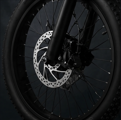 Gros plan sur le système de frein à disque avant du vélo électrique SYKELL 103E.