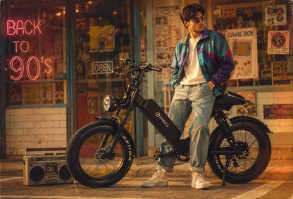 Jeune homme avec le SYKELL 103E, vélo électrique style mobylette rétro, devant une boutique inspirée des années 90.