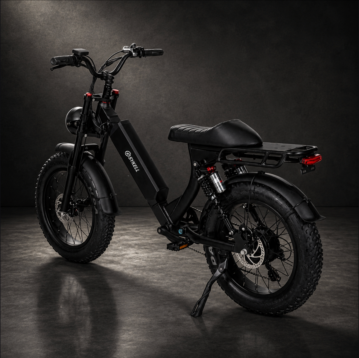 Vue trois-quarts arrière du SYKELL 103E avec selle rétro, porte-bagages, suspension arrière et feu LED.