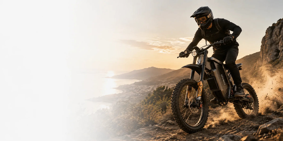 Rider Sykell en off-road sur sentier de montagne au coucher de soleil