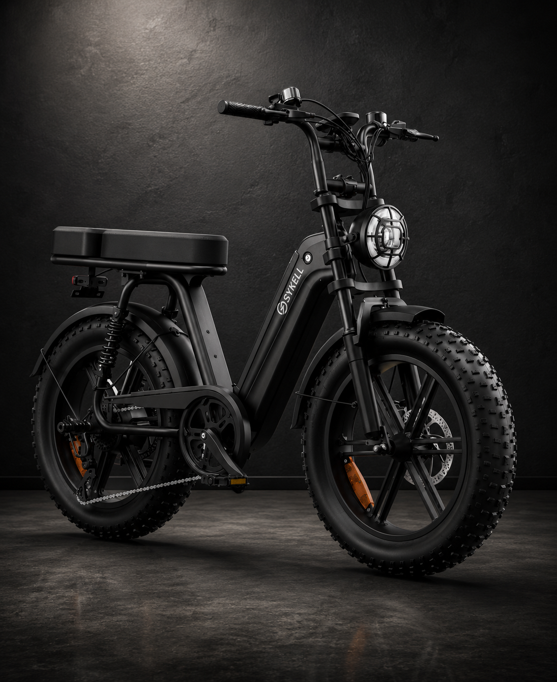 Fat bike électrique Sykell R7 Noir vue de trois quarts avec cadre bas, pneus larges 20 pouces et éclairage avant LED.