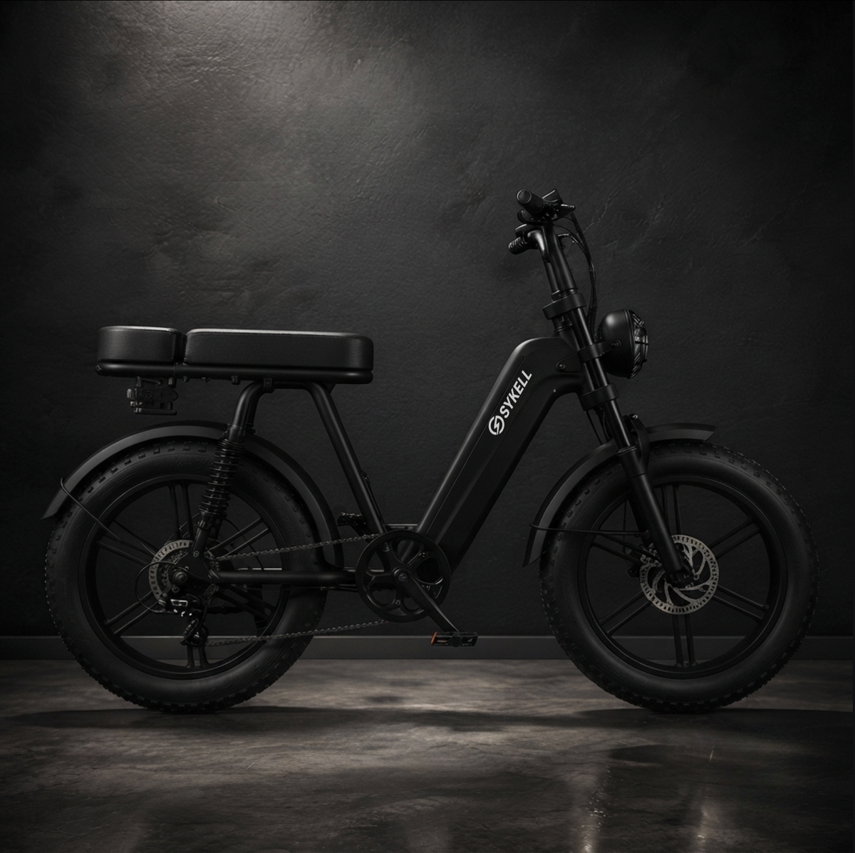 Fat bike électrique Sykell R7 vue coté avec cadre bas, pneus larges 20 pouces et éclairage avant LED.