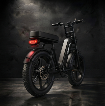 Fat bike électrique Sykell R7 vue de trois quarts arriere avec cadre bas, pneus larges 20 pouces et éclairage avant LED.