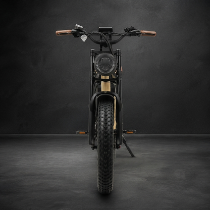 Vue de face du fat bike électrique Sykell W66 beige avec phare LED rond, fourche suspendue et pneus larges.